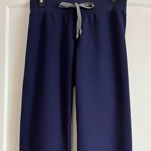 👖XS/P FIGS Livingston scrub pants, has two pockets on the back.